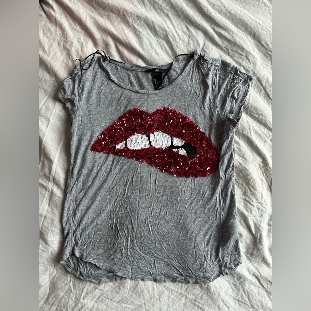 H&M Grey Graphic T-Shirt Red Sequin Lips Graphic Tee Short Sleeve Casual  Size S